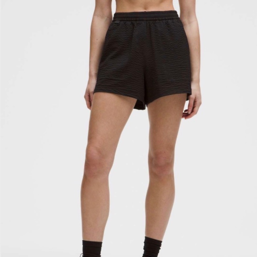Lululemon Grid-Texture Relaxed High-Rise Hiking Short 4" Black